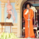 Sathya Sai Baba delivering divine discourse image