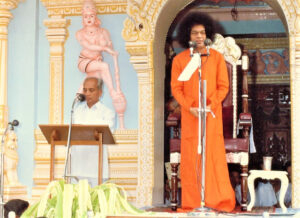 Sathya Sai Baba delivering divine discourse image