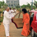 Sathya Sai Baba arriving at university campus image