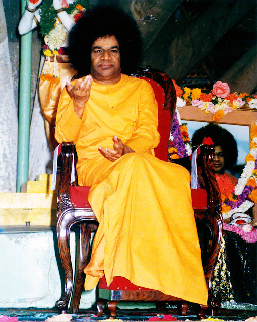 Shri Sathya Sai Baba blessing devotees line photo, 60th Birthday Celebrations at Vrindavan