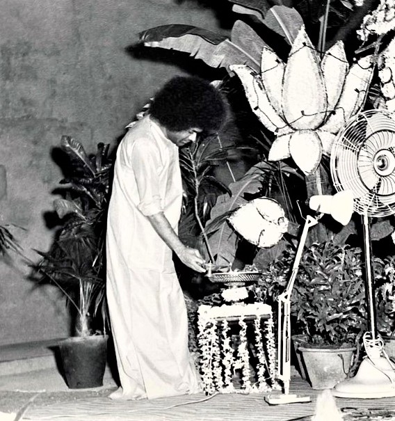 Sri Sathya Sai On: How should we celebrate Deepavali? 58 Shri Sathya Sai Baba peace image
