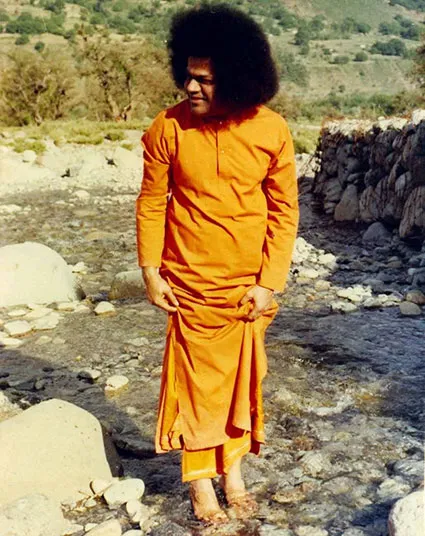 Prasanthi Nilayam 54 baba looking sideways large