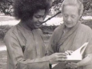 Sri Sathya Sai Baba reading with devoted disciple