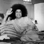 Sathya Sai Baba waving his hand