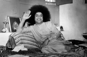 Sathya Sai Baba waving his hand