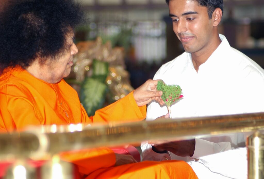 Sathya Sai Baba blessing devotees line picture