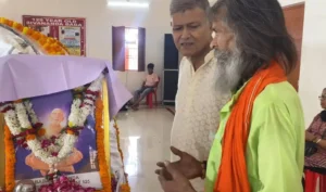 Devotees offering prayers before Swami Sivananda portrait