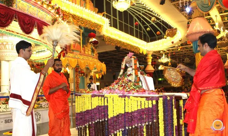 Sri Sathya Sai Mahasamadhi worship ceremony inside Prasanthi Nilayam Kulwant Hall