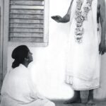 Swami Hridayananda Mataji receiving blessings from Sri Gurudev