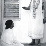 Swami Hridayananda Mataji receiving blessings from Sri Gurudev
