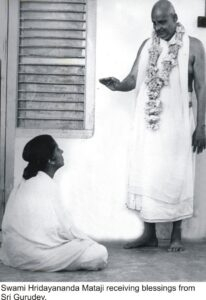 Swami Hridayananda Mataji receiving blessings from Sri Gurudev