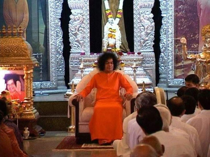sri sathya sai baba leader seated before devotees image
