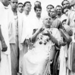 Swami Sivananda teaching self-analysis to devotees