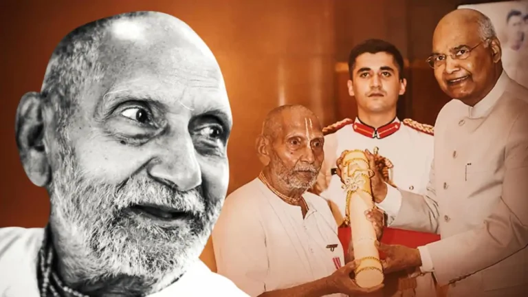 Swami Sivananda receiving national honor from President Ram Nath Kovind
