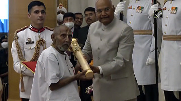 qbimlcuu1s1mitoo.D.99000.Swami Sivananda receives Padma Shri for his contribution in Yoga.mp4 0001
